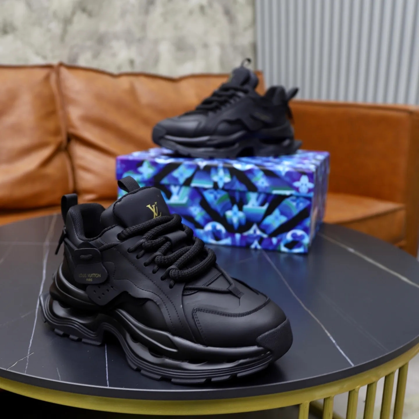 Ex-factory price: 600💰【LV】Louis Vuitton is a high-end brand of men's shoes, new model on the market, top luxury brand, the latest fashionable casual men's shoes, a trendy and versatile style, relaxed and sporty, with calfskin upper and ultra-fine workmanship. The original personalized fashionable rubber wear-resistant outsole is light and comfortable on the foot. Code number: 39-44 (45, 46 customized)